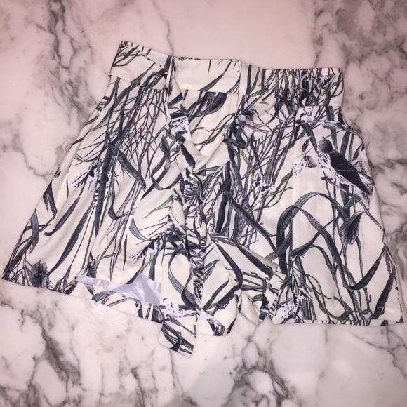 NWT Urban Touch Bird Print High Waist Shorts 8 - Picture 2 of 6